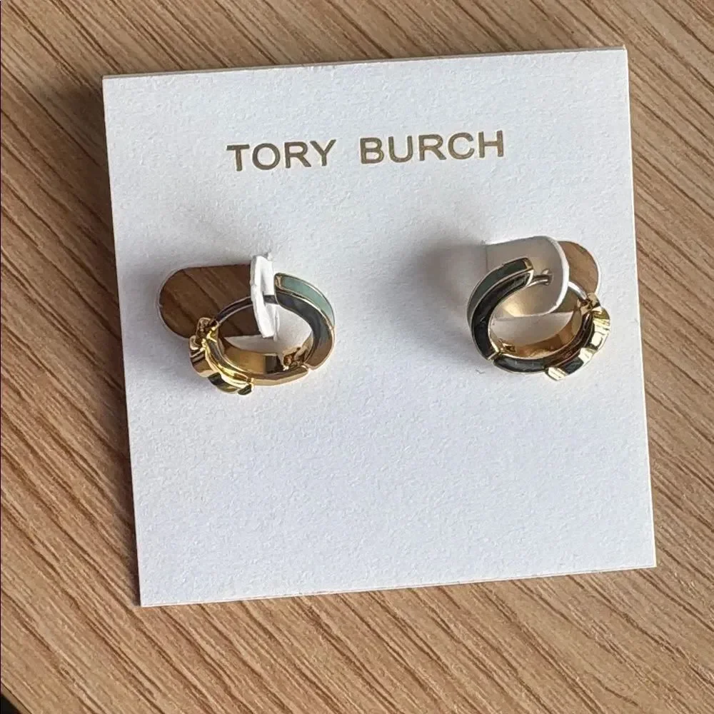 Tory Burch Serif T Huggie Earrings in Tory Gold
